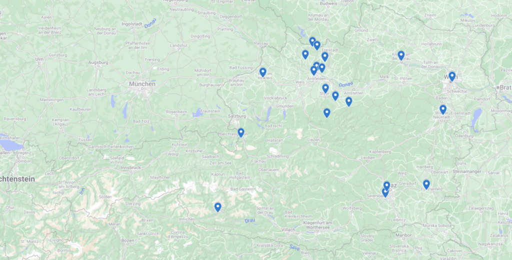 Karte von Österreich, auf der mit Pins die ungefähren Wohnorte unserer vielen Schulbucherfasserinen eingezeichnet sind.